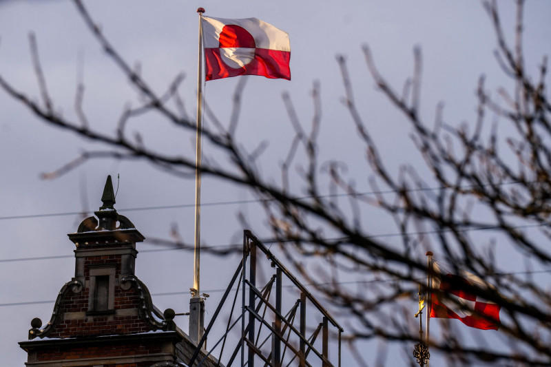 La bandera de Groenlandia (Erfalasorput) ondea en el tejado del castillo de Tivoli, en Copenhague, el 8 de enero de 2026