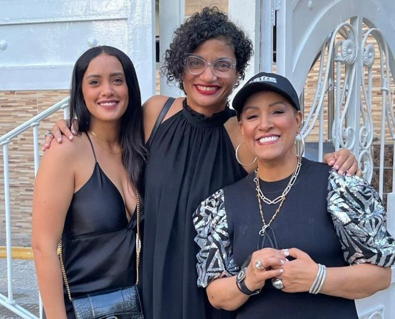 Milly Quezada, la directora de cine Leticia Tonos, y la actriz Sandy Hernández, quien interpreta a Milly en la película biográfica musical.