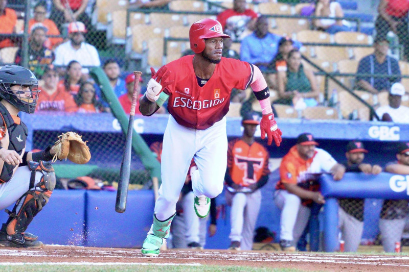 Raimel Tapia al momento de conectar un hit al jardín derecho.