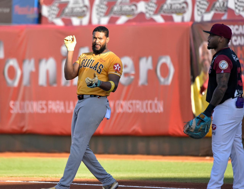 Jerar Encarnación reacciona en primera luego de pegar hit.