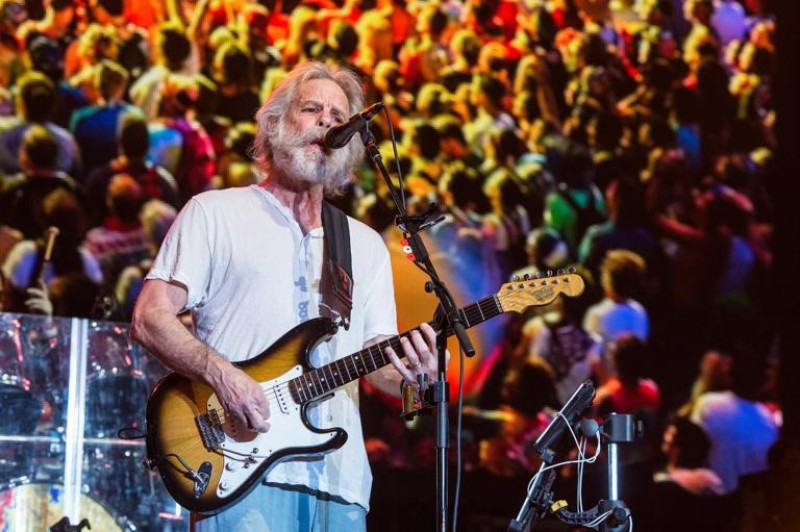 Bob Weir de Dead & Company se presenta en el Festival de Música y Artes Bonnaroo el domingo 12 de junio de 2016 en Manchester, Tennessee