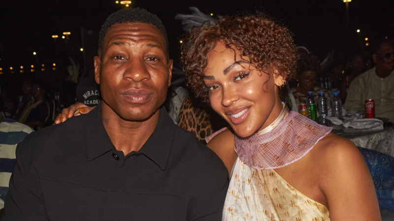 Dos estrellas de Hollywood, Jonathan Majors (izquierda) y Meagan Good, asisten a una ceremonia privada donde se les otorgó la ciudadanía guineana en Conakry, Guinea, el viernes 9 de enero de 2026.