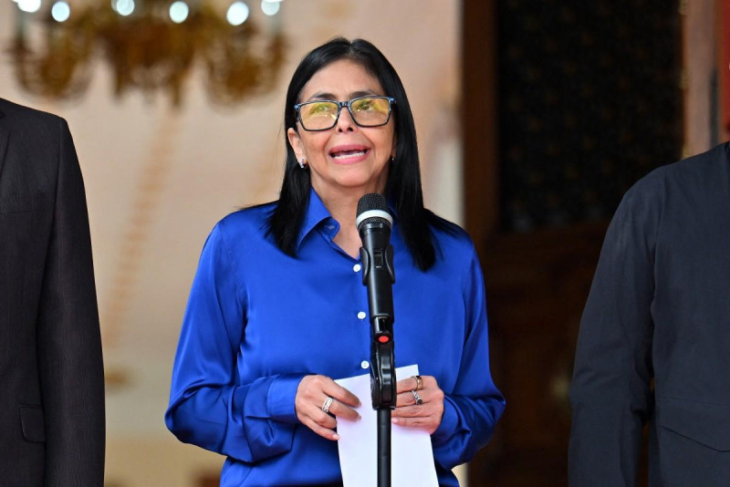 La presidenta interina de Venezuela, Delcy Rodríguez, habla durante una conferencia de prensa en el Palacio de Miraflores, Caracas, el 14 de enero de 2026. Venezuela liberó a 15 periodistas, incluyendo a un destacado opositor, mientras continúa la lenta liberación de presos políticos iniciada tras el derrocamiento de Nicolás Maduro, según denunciaron activistas el 14 de enero.