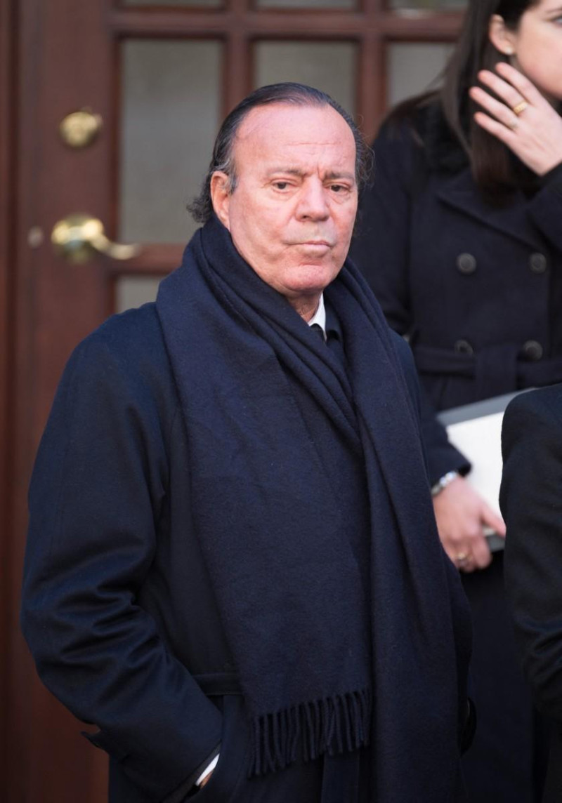 Dos exempleados de Julio Iglesias lo demandaron ante la justicia española tras denunciar, en una investigación periodística publicada el 13 de enero de 2026, presuntas agresiones y acoso sexual por parte del cantante español.