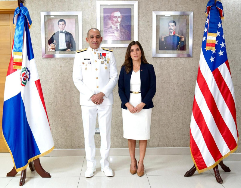 Embajadora de Estados Unidos en República Dominicana, Leah F. Campos y el presidente de la Dirección Nacional de Control de Drogas (DNCD), José Manuel Cabrera Ulloa.