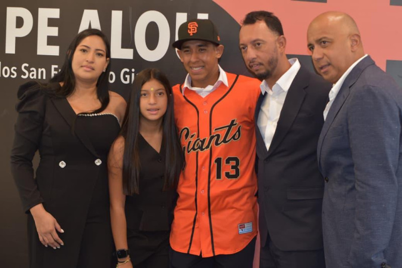 Luis Hernández, prospecto venezolano número uno de la clase internacional 2026, junto a su familia y su entrenador Carlos Guillén.