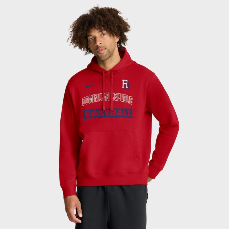 Hombre posa con la sudadera con capucha Nike roja del Clásico Mundial de Béisbol 2026 de República Dominicana para hombre.