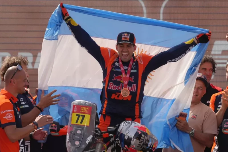 Luciano Benavides celebra en el podio su victoria en la categoría de motos del Rally Dakar el 17 de enero de 2026, en Yanbu, Arabia Saudí.