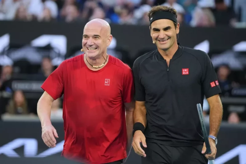 Roger Federer y Andre Agassi durante un partido de dobles ante Lleyton Hewitt y Pat Rafter durante la ceremonia de apertura del Abierto de Australia.