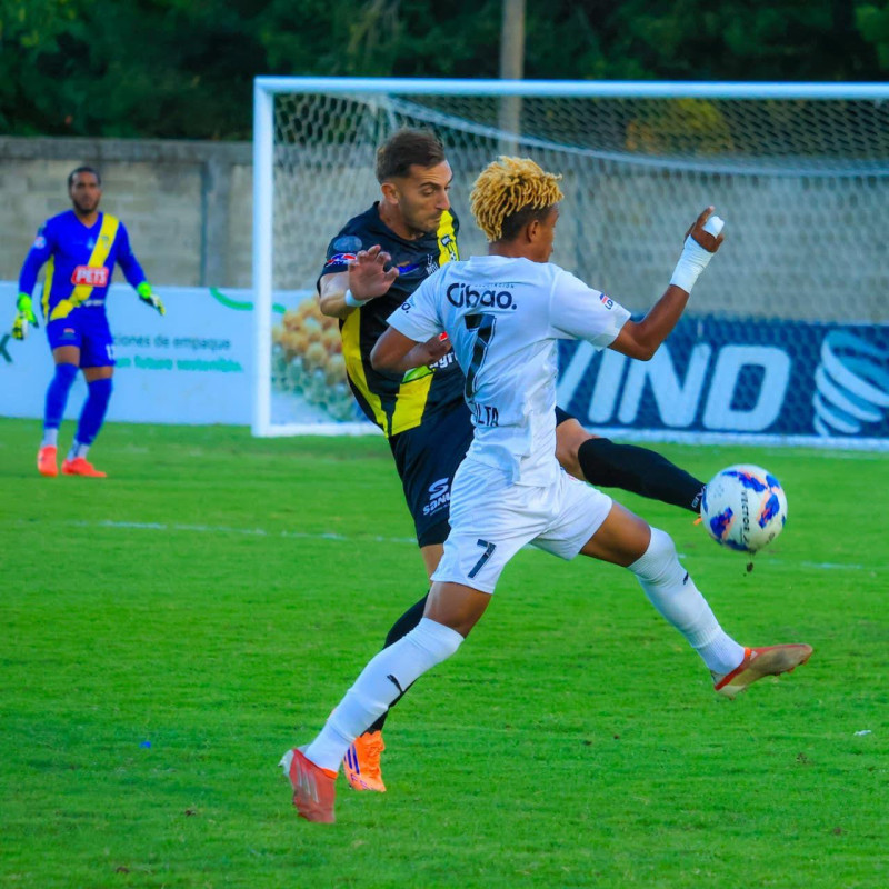 Robertino Canavesio, de Moca FC, y Junior Peralta, del Cibao FC, luchan por controlar el balón en el partido del sábado 17 de enero de 2026 en la Liguilla de la LDF.