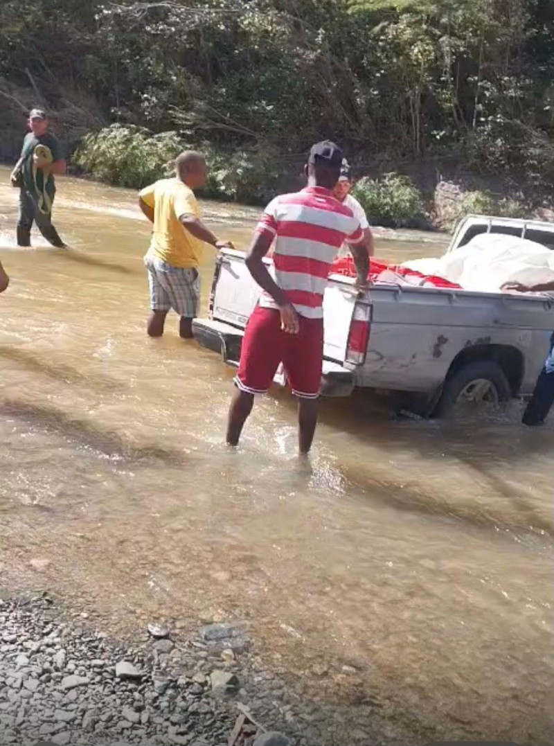Así están los habitantes de Guayajayuco cruzando un río para poder hacer sus diligencias en Dajabón, tras el paso por la carretera internacional por Tiroly estar cerrado por los haitianos.