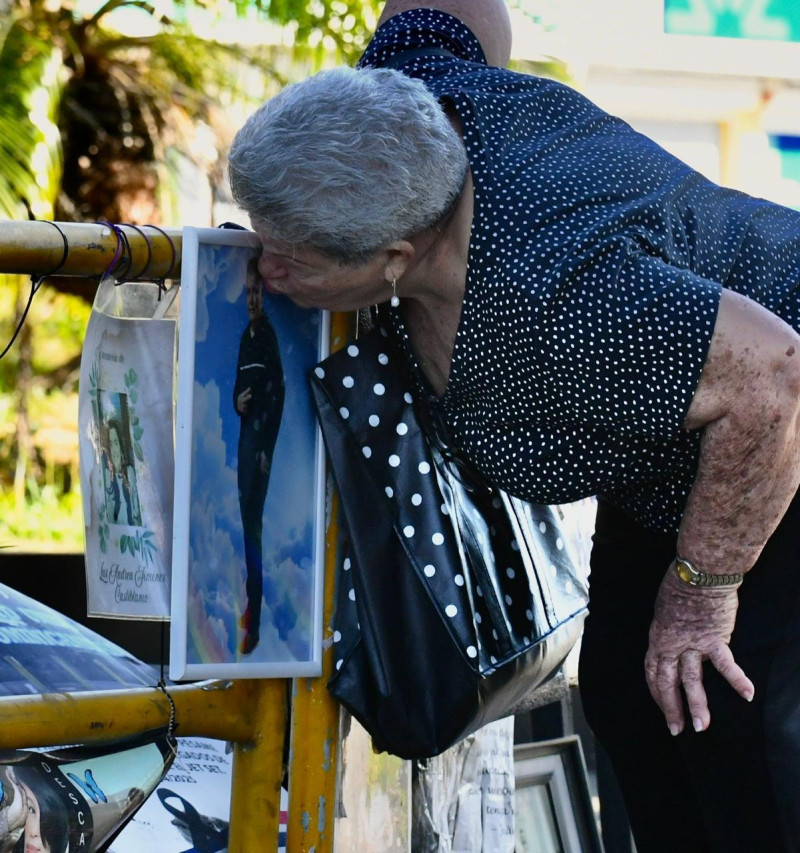 Felicita Velázquez, de 80 años, besa la imagen de su hija Ana Altagracia Figuereo Velázquez, fallecida en la tragedia de la discoteca Jet Set.