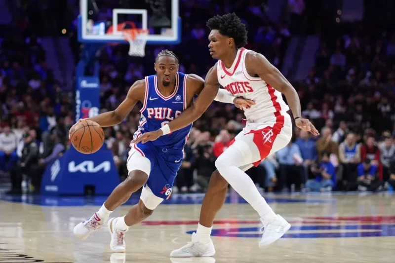 Tyrese Maxey, de los Sixers, trata de evadir la defensa de Amen Thompson, de los Rockets, en el partido de la NBA, el 22 de enero de 2026.