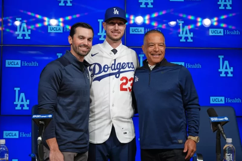 Kyle Tucker, al centro, posa junto al gerente de los Dodgers Brandon Gomes y el manager Dave Roberts en la conferencia de prensa, el 21 de enero de 2026.