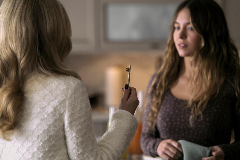 "La empleada" narra la historia de Millie (Sydney Sweeney), quien termina trabajando como empleada de servicio para una joven pareja adinerada.