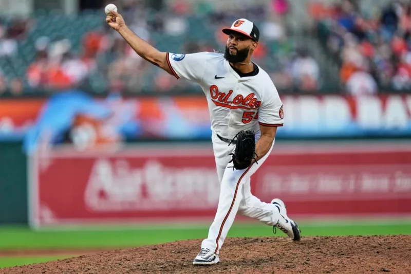 El relevista Seranthony Domínguez lanza para los Orioles en un juego contra los Mets, el 10 de julio de 2025, en Baltimore.