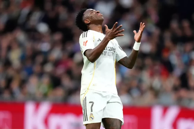 Vinícius Junior, jugador del Real Madrid, reacciona durante un partido de La Liga española frente al Levante, el 17 de enero de 2026, en Madrid, España.
