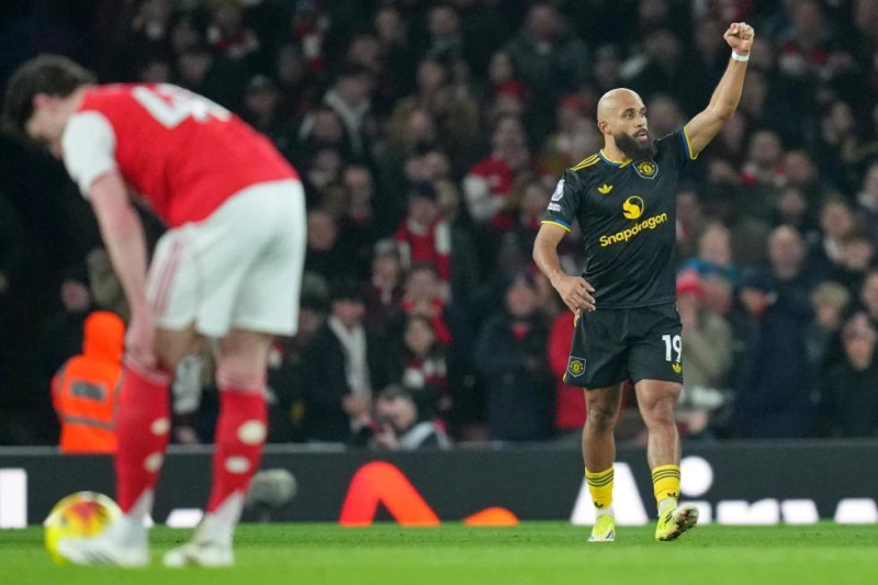 Bryan Mbeumo, del Manchester, celebra tras anotar el primer gol ante el Arsenal-