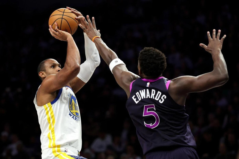 Al Horford se eleva hacia el canasto en busca de anotar dos puntos y ante la oposición de Anthony Edwards.