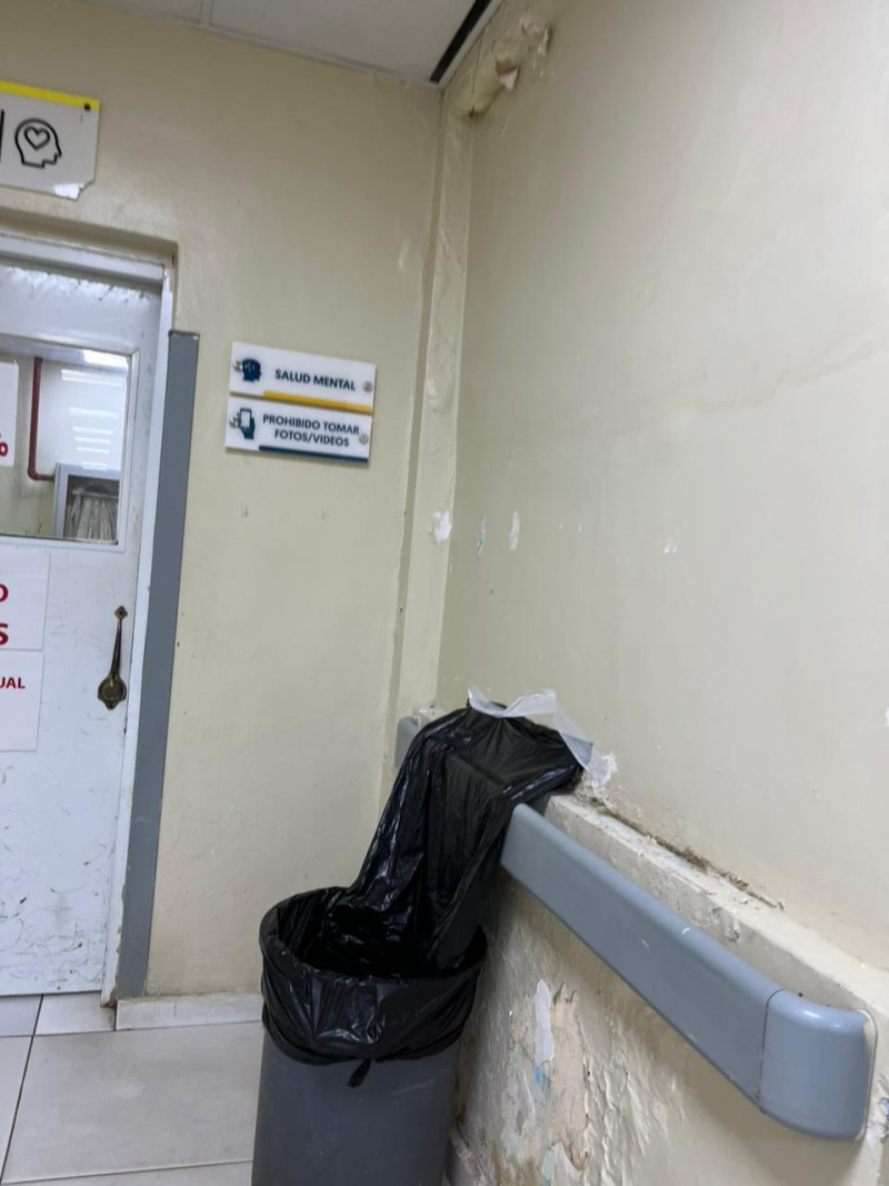 El evidente el mal estado de las instalaciones y la falta de higiene, de áreas esenciales como los baños, se ha convertido en costumbre ante la mirada indiferente de pacientes y colaboradores.
