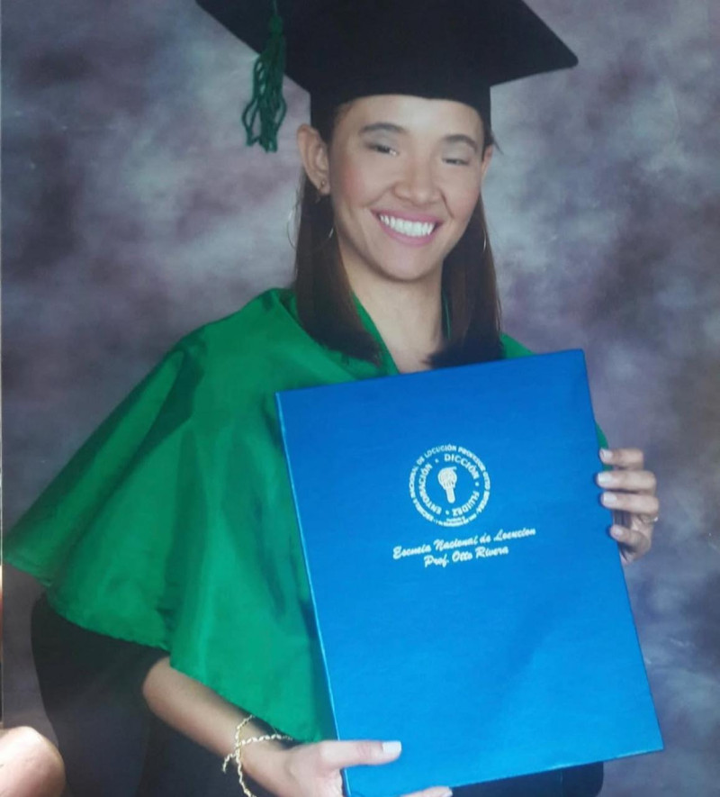 Imagen de Julia Altagracia Antuna Peguero en el momento de su graduación.