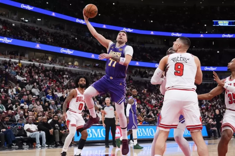 Luka Doncic, de los Lakers, ataca la canasta mientras Nikola Vucevic, de los Bulls, observa durante la primera mitad del juego de la NBA, el 26 de enero de 2026.