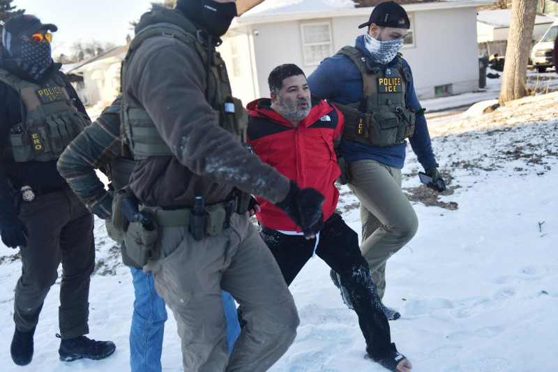 Agentes federales de inmigración detienen a un hombre durante una operación del Servicio de Inmigración y Control de Aduanas de Estados Unidos (ICE) y la Patrulla Fronteriza en St. Paul, Minnesota, el 27 de enero de 2026.