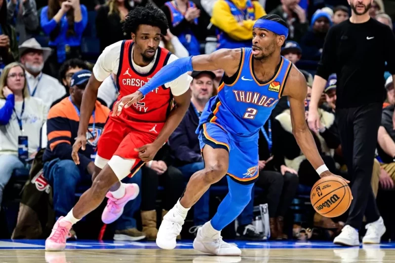 El base del Thunder Shai Gilgeous-Alexander avanza hacia la canasta frente al alero de los Pelicans Herbert Jones en el juego del 27 de enero del 2026.