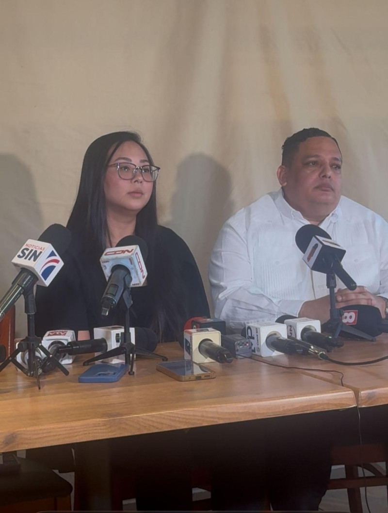 Jessica Peng, representante del sector empresarial chino en Republica Dominicana y Ramon Peralta, representante legal.