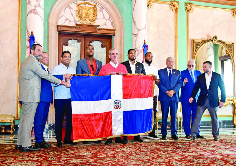 El presidente Luis Abinader entrega la bandera a directivos y jugadores de los Leones del Escogido, equipo que viajará a la Serie del Caribe.