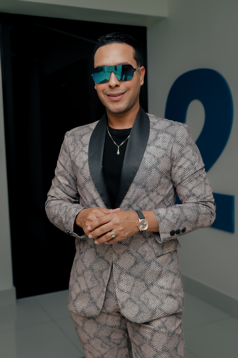 Richard  Hernández pasó de hacer trabajos domésticos a ser un periodista destacado