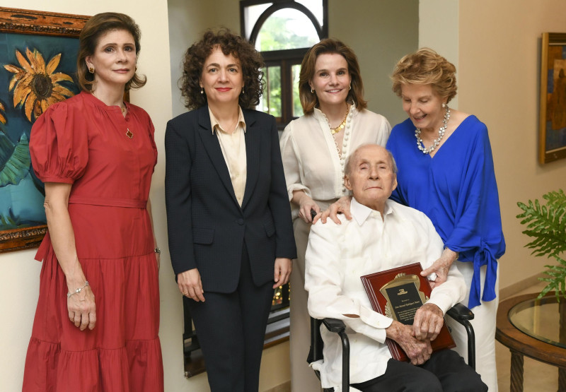 Elena Viyella de Paliza, Lorea Arribalzaga Ceballos (Embajadora de España), María Rodríguez, Josefina de Rodríguez y Manuel Rodríguez Maire.