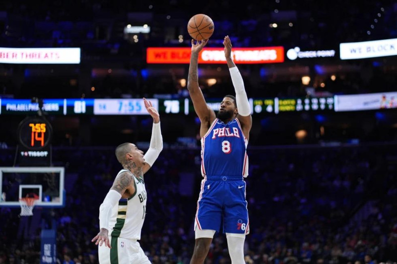 Paul George, derecha, de los 76ers de Filadelfia, se alza para disparar sobre Kyle Kuzma, de los Bucks de Milwaukee, durante la segunda mitad del juego de baloncesto de la NBA, el pasado martes.