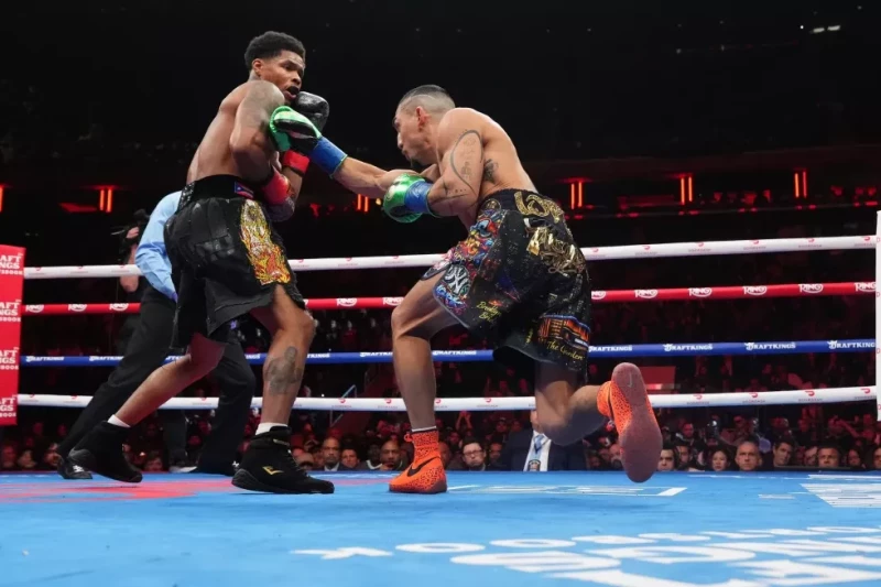 Shakur Stevenson, a la izquierda, evade un golpe de Teofimo Lopez durante su combate de boxeo en el peso ligero, el 1 de febrero de 2026 en Nueva York.