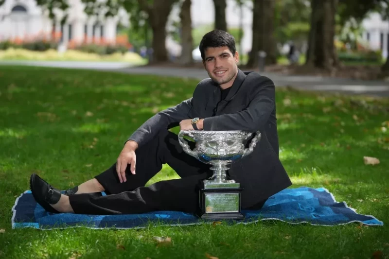 Carlos Alcaraz posa con el trofeo de campeón del Abierto de Australia, la mañana posterior a su victoria sobre Novak Djokovic, en la final del Abierto de Australia.