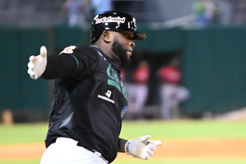 Miguel Sanó se mantendrá en las filas de las Estrellas Orientales.