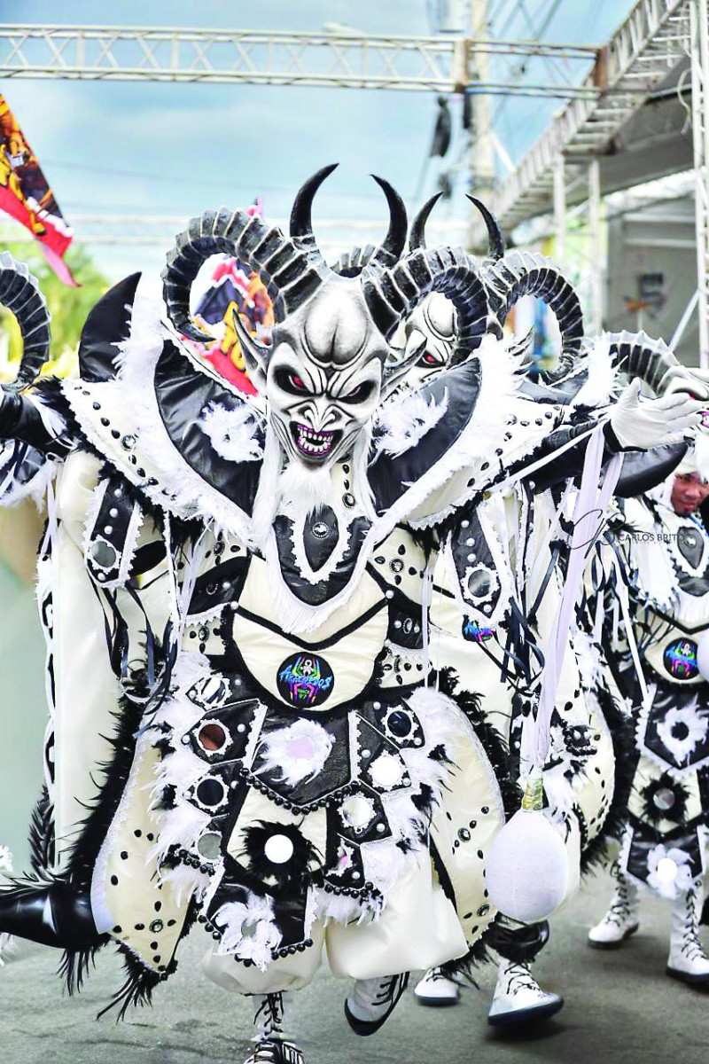 Desde febrero, cada domingo, jóvenes, adultos y a veces, hasta niños, se trasladan a otras localidades, ataviados de máscaras, disfraces o ropa colorida para ver los desfiles y las presentaciones artísticas.