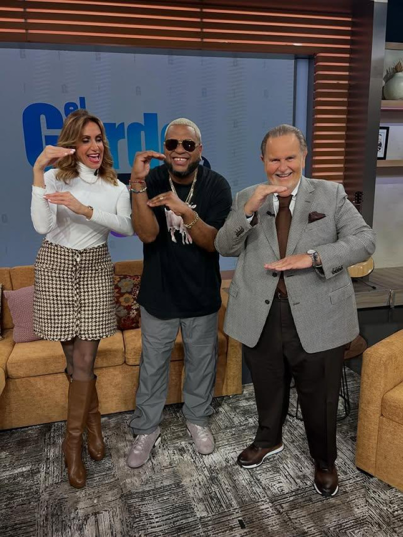 La Fruta junto a Lili Estefan y Raúl de Molina, conductores principales de “El Gordo y La Flaca”.