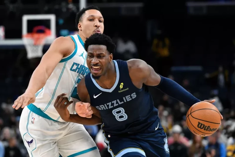 Jaren Jackson Jr., de los Grizzlies, maneja el balón ante Grant Williams, de los Hornets, en partido de la NBA el 29 de enero de 2026 en Memphis.