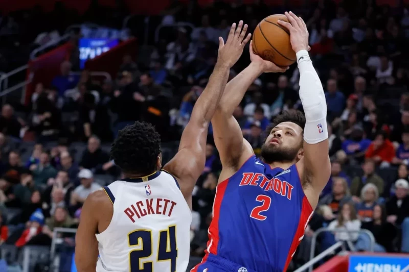 Cade Cunningham, de los Pistons, lanza sobre la defensa de Jalen Pickett, de los Nuggets, en el partido de la NBA, el 3 de febrero de 2026 en Detroit.