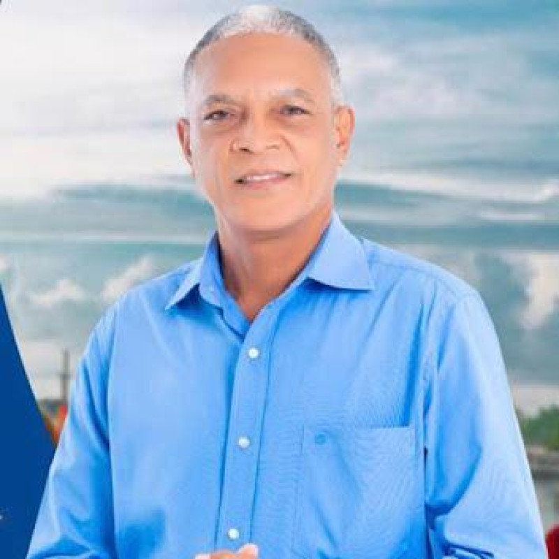 José López, gerente del Banco Agrícola en Barahona.