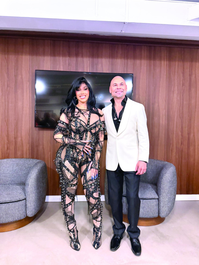 El músico El Prodigio previo a su show en el programa televisivo "Saturday Night Live" junto a la rapera Cardi B.