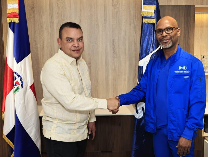 Julio Landrón y Mingkingüeis Maarlem durante el acto de juramentación