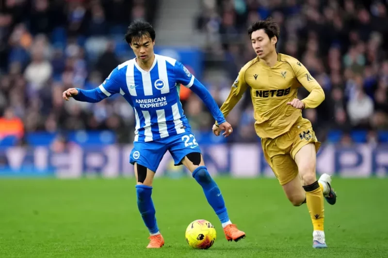 Kaoru Mitoma, del Brighton, pelea por el balón con Daichi Kamada, del Crystal Palaceen, el encuentro de la Liga Premier el 8 de febrero del 2026.