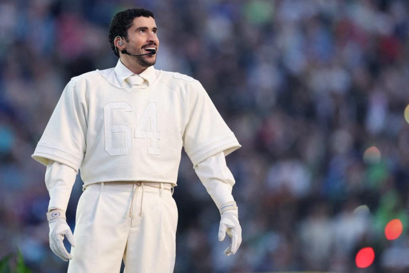 Bad Bunny en el escenario del espectáculo de medio tiempo del Super Bowl vestido de Zara.