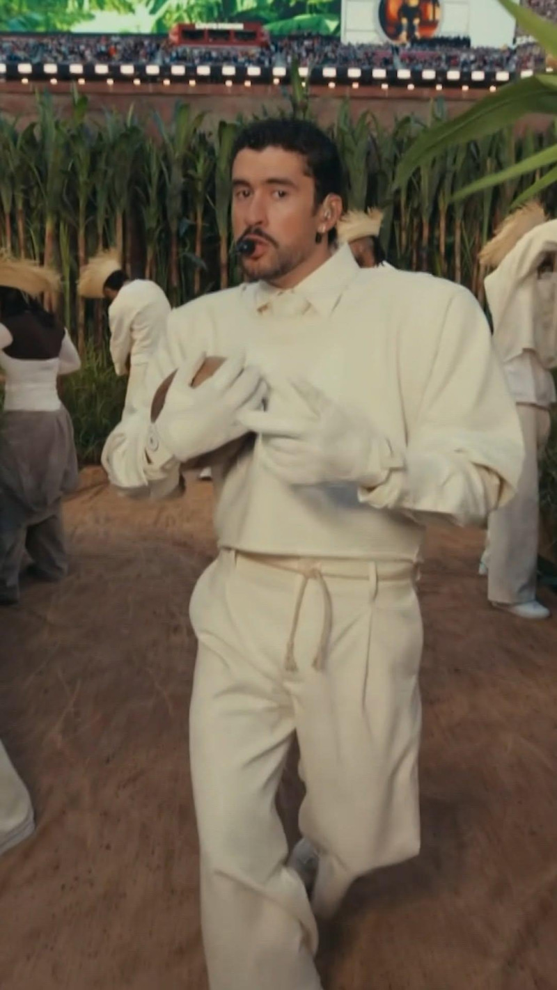 Bad Bunny durante su actuación en el Super Bowl.
