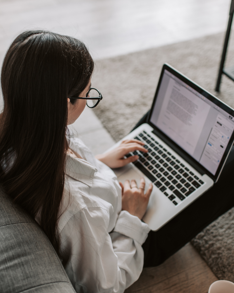 Imagen ilustra a una mujer trabajando desde casa.