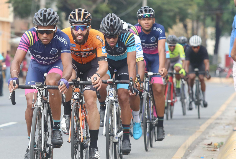 Nelson Ismael Sánchez, William Guzmán y Rafael Germán Meran encabezaban el lote multicolor en una de las etapas de la Vuelta Ciclista Independencia Nacional.