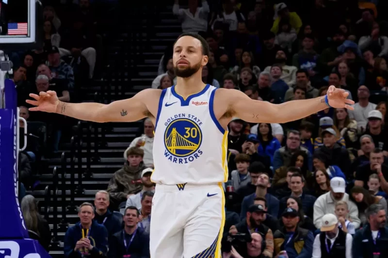 Stephen Curry, base de los Warriors, feteja un triple en el encuentro ante el Jazz de Utah, el 28 de enero de 2026.