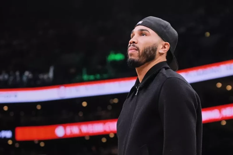 El alero de los Celtics Jayson Tatum de pie cerca de la banca durante el partido ante los Nuggets el 7 de enero del 2026.